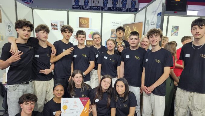 Les lycéens avec leur professeure Nathalie Boyer.Photo Oz’lir