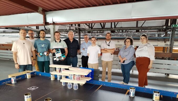 Professeurs, élèves et partenaires rassemblés autour de la table d’entraînement,