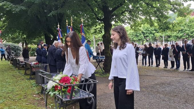Mardi matin, le maire de Figeac a laissé deux lycéennes déposer devant la stèle 